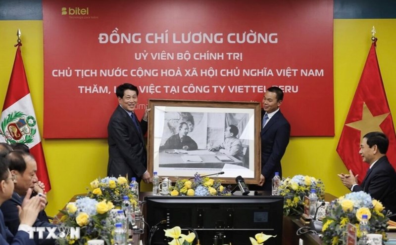 President Luong Cuong visits and works with Viettel Peru Company (Bitel). Photo: VNA