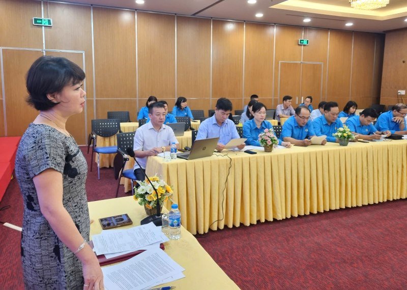 Ms. Tran Thi Thanh Ha - Member of the Presidium, Head of the Labor Relations Department of the Vietnam General Confederation of Labor (standing) - speaking at the workshop. Photo: Nam Duong