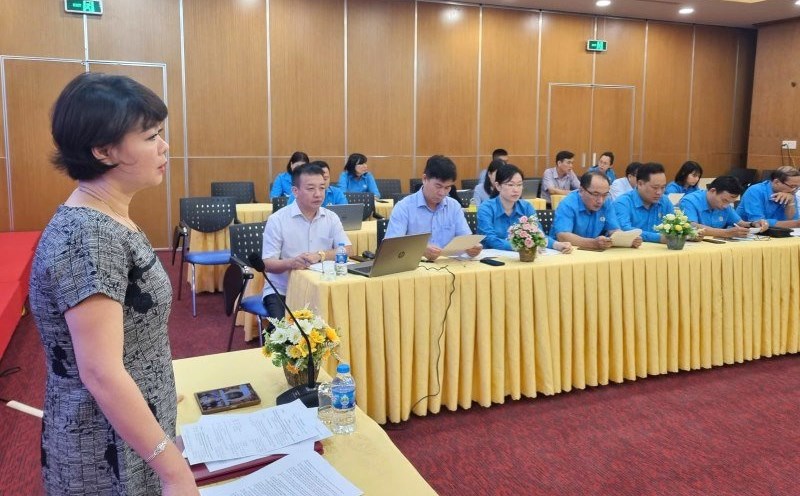 Ms. Tran Thi Thanh Ha - Member of the Presidium, Head of the Labor Relations Department of the Vietnam General Confederation of Labor (standing) - speaking at the workshop. Photo: Nam Duong