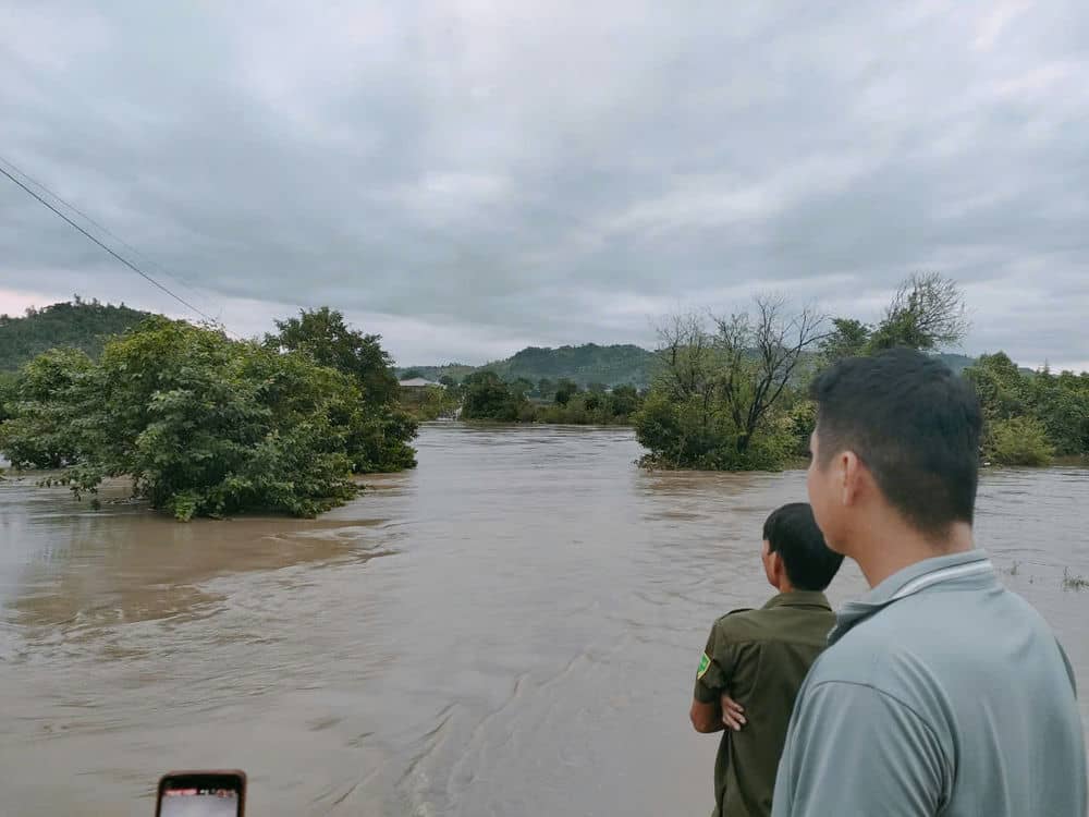 Floodwaters cut off traffic in Kim Tan commune. Photo: Thanh Tuan