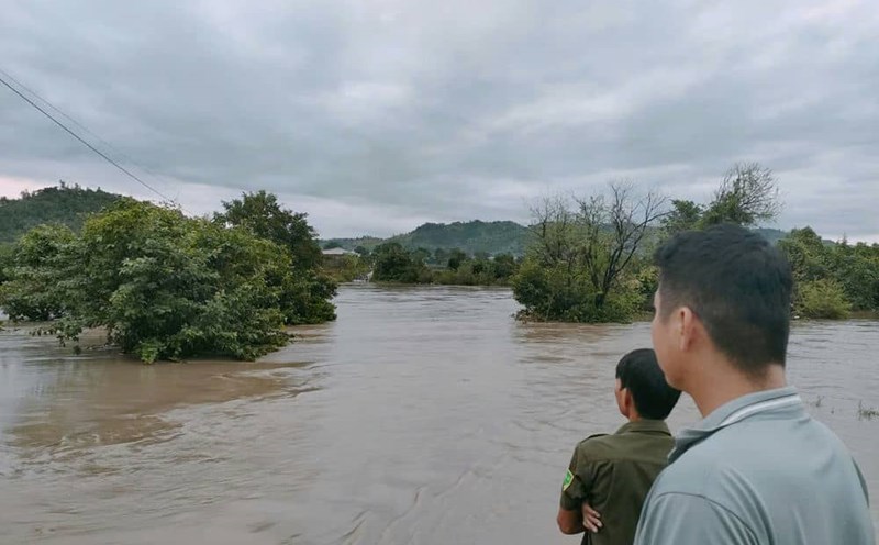 Floodwaters cut off traffic in Kim Tan commune. Photo: Thanh Tuan