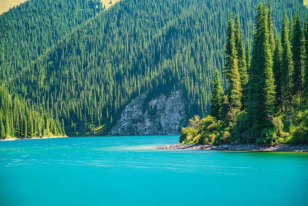 Hồ Kolsai với làn nước xanh như ngọc ở Salty, Kazakhstan. Kazakhstan từng vào danh sách các điểm du lịch hàng đầu thế giới năm 2024 của Conde Nast Traveler và Wanderlust. Ảnh: Vũ Nguyên