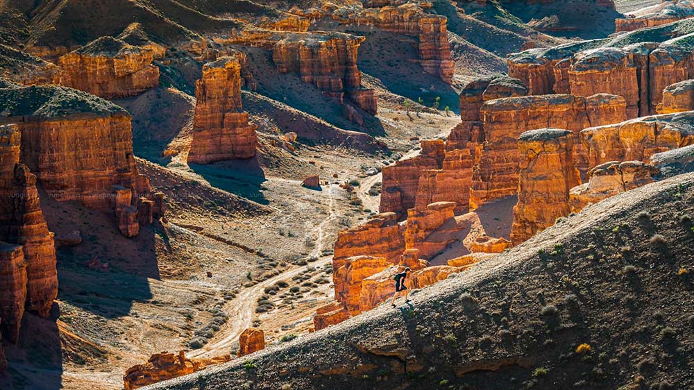 Hẻm núi Charyn hay còn gọi là Hẻm núi Sharyn là một hẻm núi trên sông Charyn ở Kazakhstan. Ảnh: Vũ Nguyên