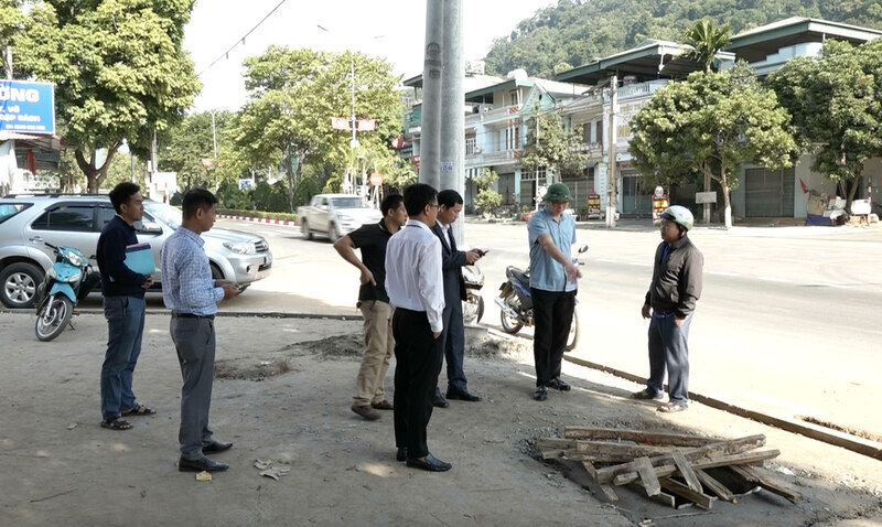 Lãnh đạo huyện Quỳnh Nhai trực tiếp xuống công trường chỉ đạo khắc phục sau phản ánh của Báo Lao Động. Ảnh: Khánh Linh