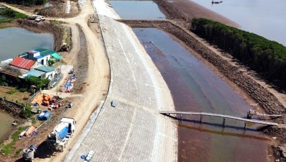 The investment project to build works to strengthen, protect and upgrade sea dykes and river dykes in Nga Son district (phase 2) with a total investment of more than 255 billion VND, later adjusted to more than 281 billion VND, is part of the project that has been comprehensively inspected. Photo: Tran Lam