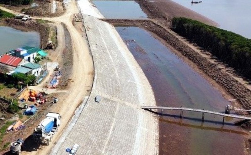 The investment project to build works to strengthen, protect and upgrade sea dykes and river dykes in Nga Son district (phase 2) with a total investment of more than 255 billion VND, later adjusted to more than 281 billion VND, is part of the project that has been comprehensively inspected. Photo: Tran Lam