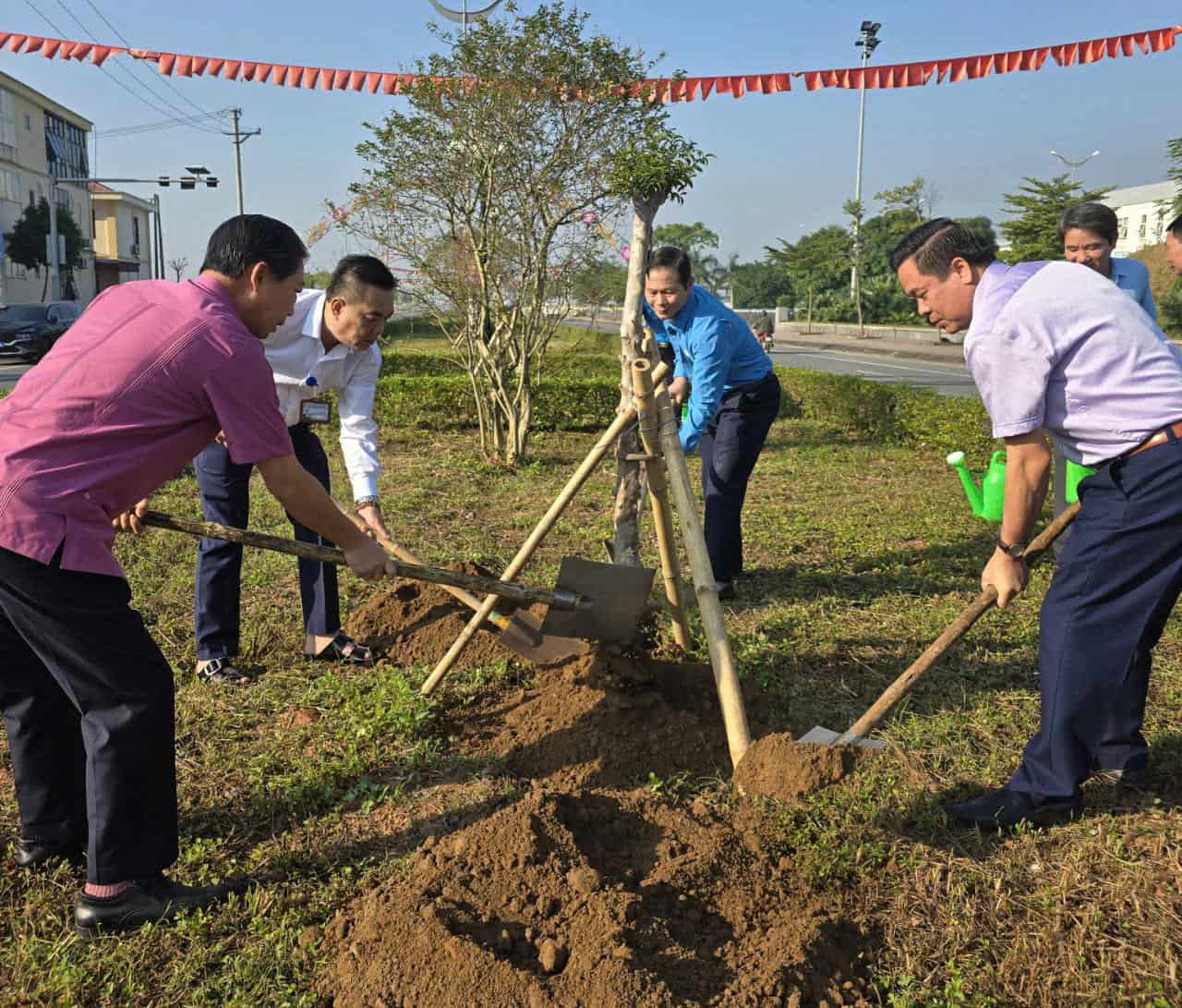 Ninh Binh Provincial Labor Federation organizes tree planting on Hoa Binh road. Photo: Nguyen Truong