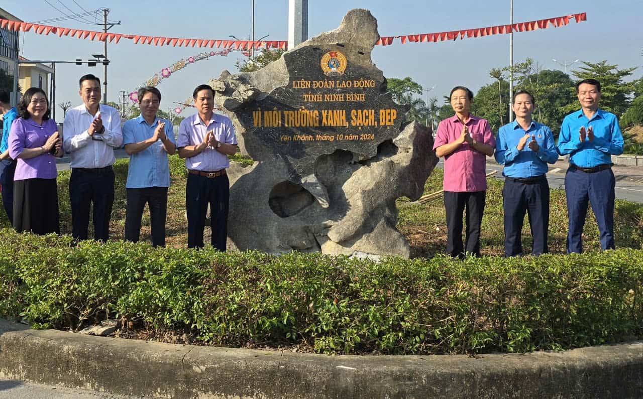 Cac dai bieu gan bien cong trinh trong cay vi moi truong “Xanh - Sach - Dep” tai duong Hoa Binh, thi tran Yen Ninh, huyen Yen Khanh. Anh: Nguyen Truong