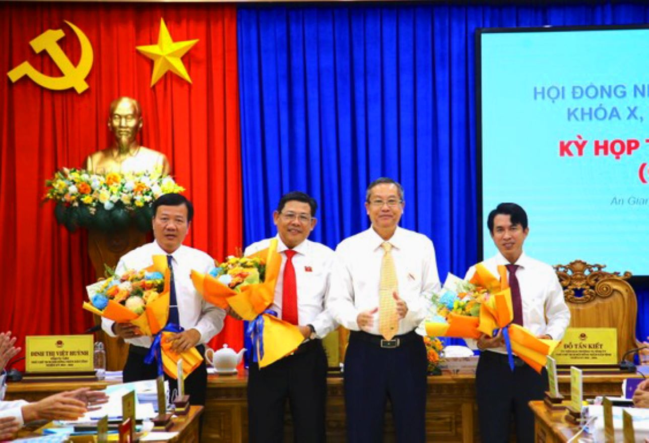 Ong Le Van Nung - Pho Bi thu Thuong truc Tinh uy, Chu tich HDND tinh An Giang (thu 2 tu phai sang) tang hoa chuc mung ong Ngo Cong Thuc (thu 2 tu trai sang). Anh: Cong TTDT An Giang