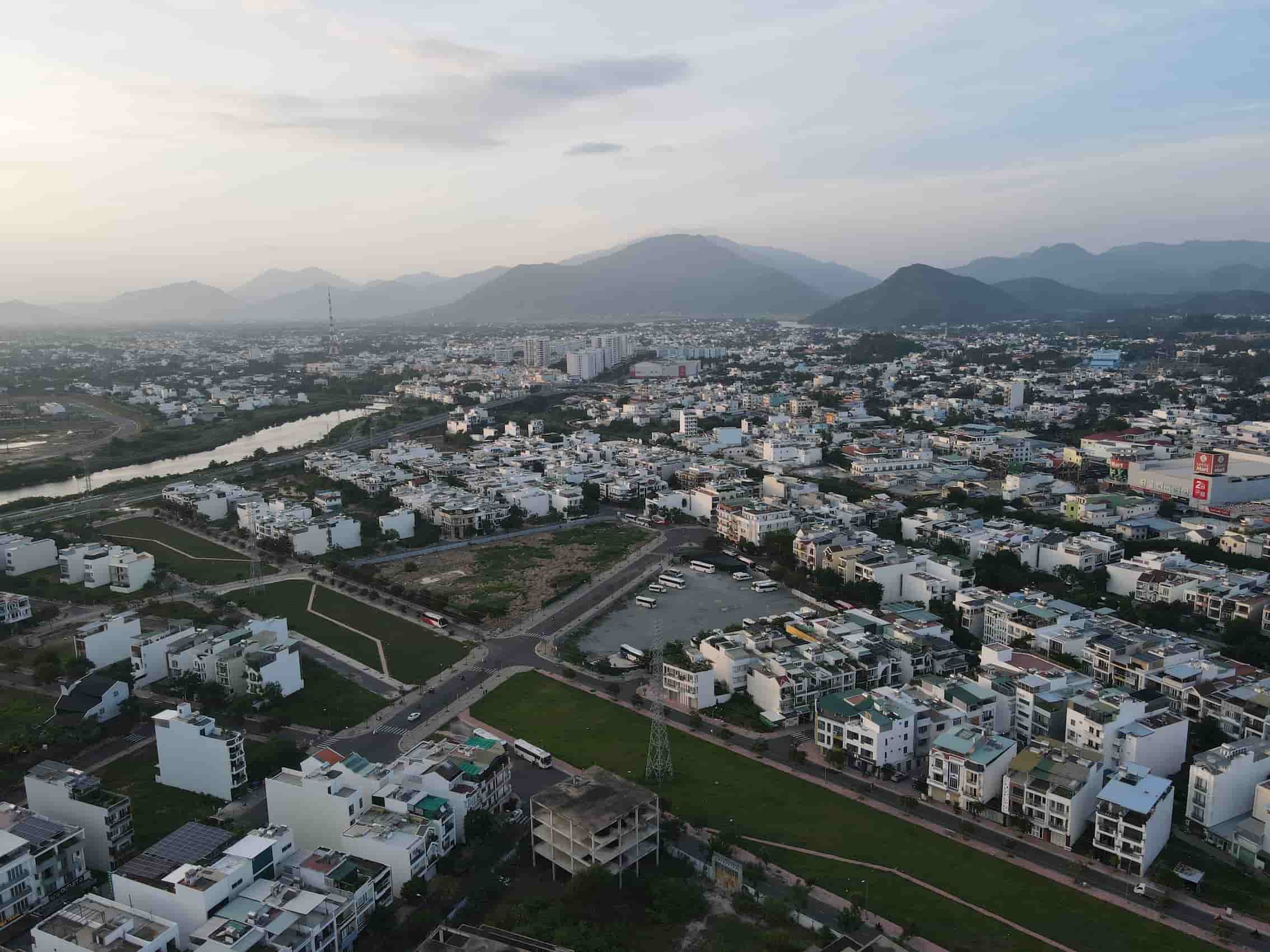 Sau khi co quyet dinh 2282 phe duyet gia dat, Cuc Thue Khanh Hoa thong bao cho chu du an phai nop hon 1.242 ti dong tien su dung cho gan 18,95ha dat o tai du an Le Hong Phong II. Anh: Huu Long