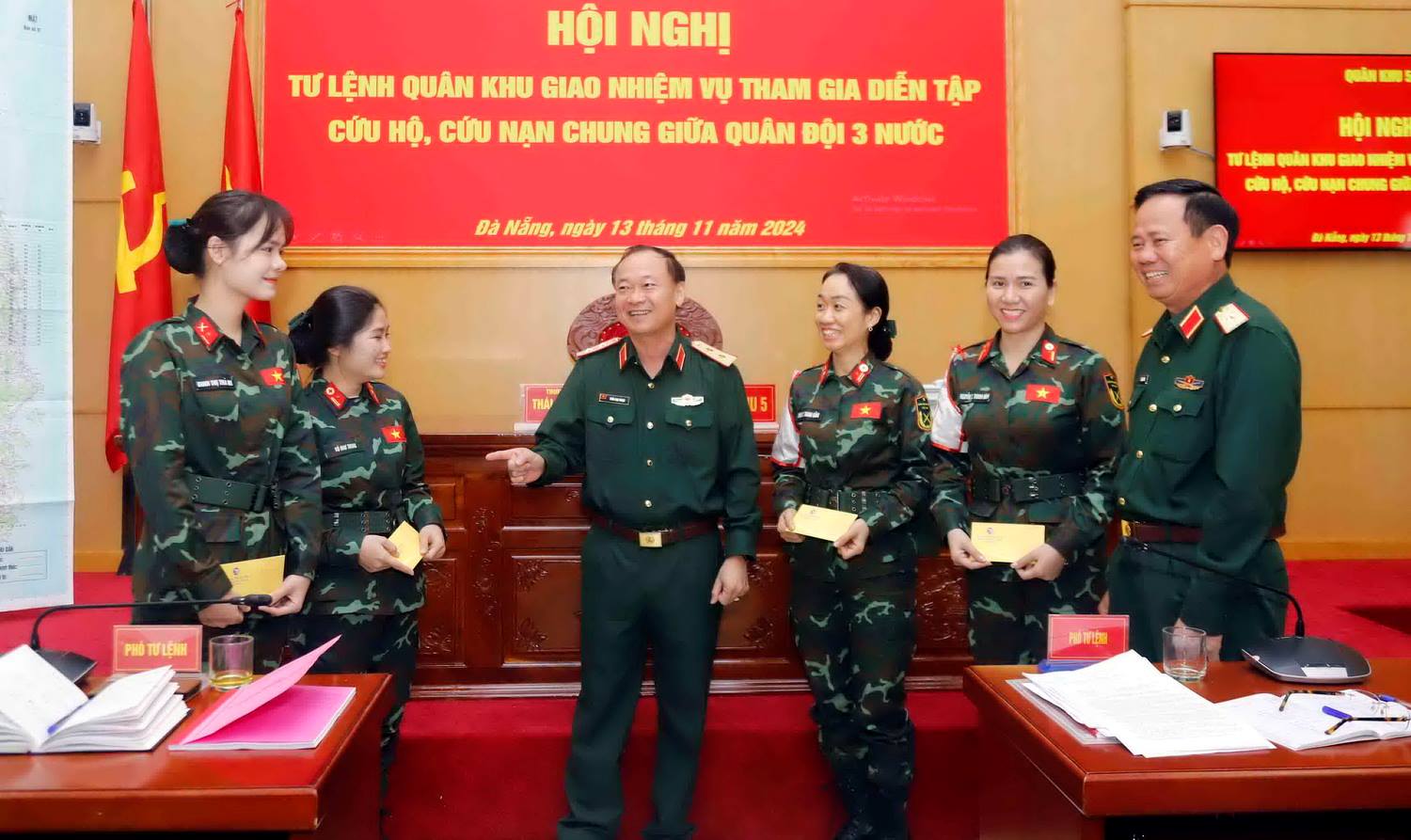 Lieutenant General Thai Dai Ngoc, Commander of Military Region 5 (standing in the middle) met to encourage and present gifts to soldiers participating in this joint military exercise between the three countries. Photo: Dinh Thieu