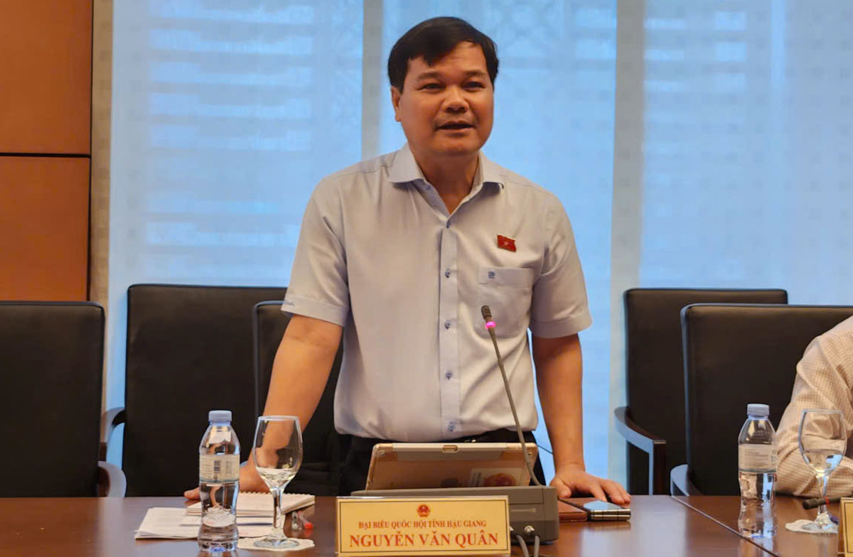 Delegate Nguyen Van Quan (Hau Giang Delegation) said he agreed with the investment in the North-South high-speed railway project. Photo: Cao Nguyen.