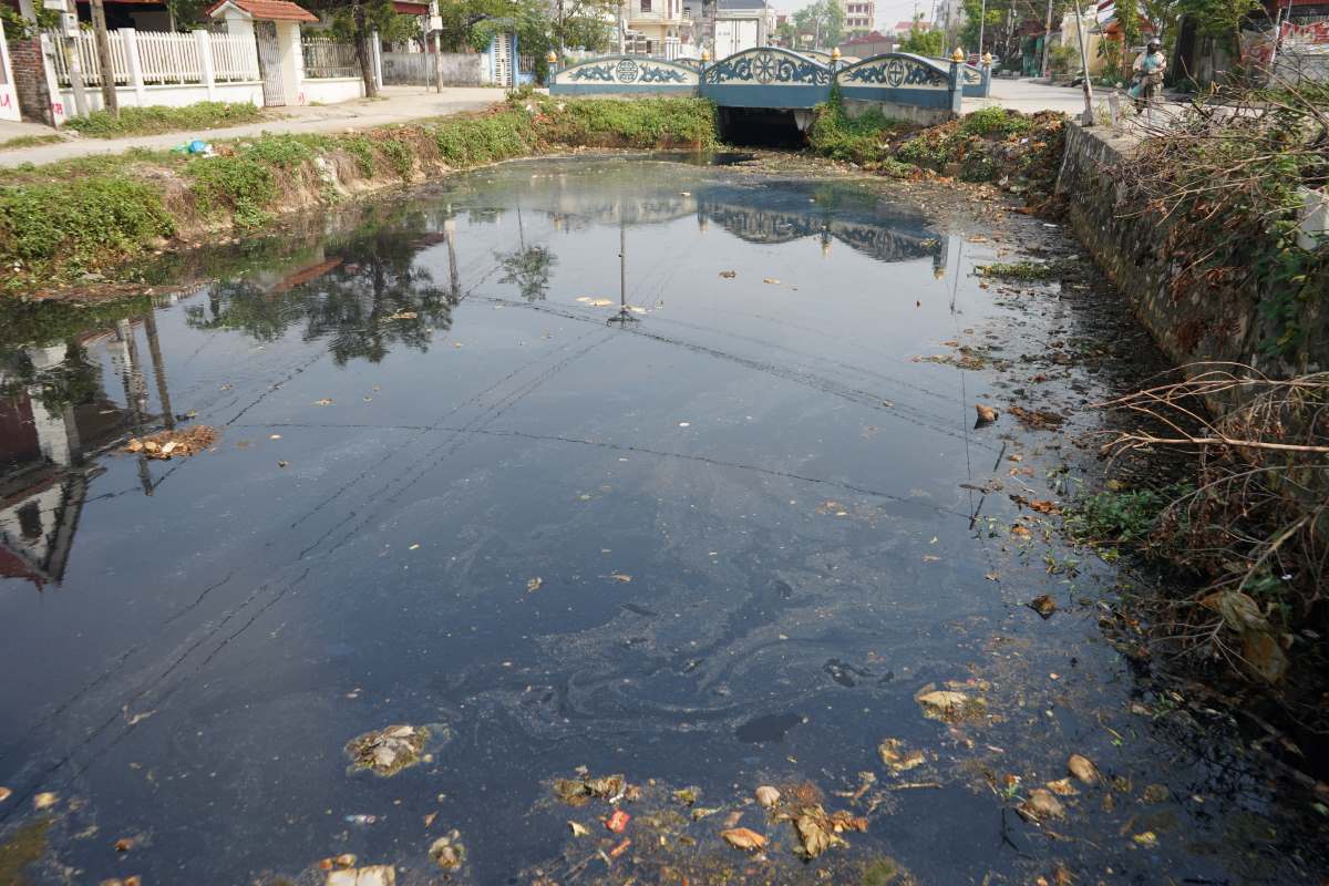 Mương Hòa Bình (Kiến Thụy, Hải Phòng) ô nhiễm hàng thập kỉ nhưng chưa được xử lý triệt để. Ảnh: Mai Dung