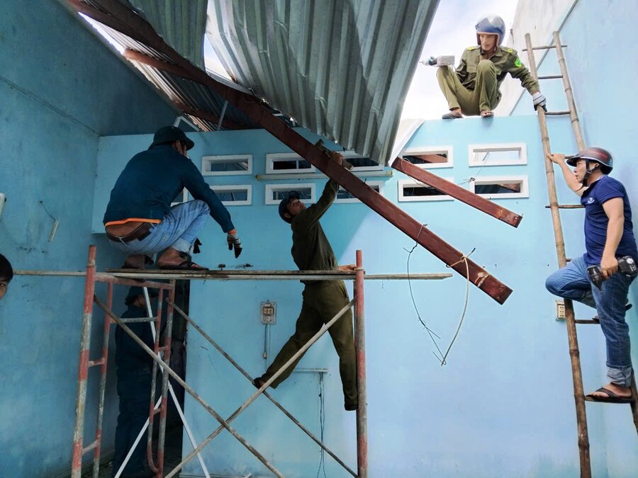 Authorities in Pho Thuan commune, Duc Pho town, Quang Ngai province help households overcome damage caused by a tornado that blew off their roofs. Photo: Duc Minh
