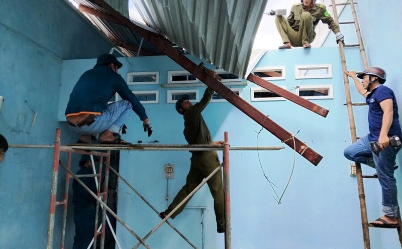 Authorities in Pho Thuan commune, Duc Pho town, Quang Ngai province help households overcome damage caused by a tornado that blew off their roofs. Photo: Duc Minh