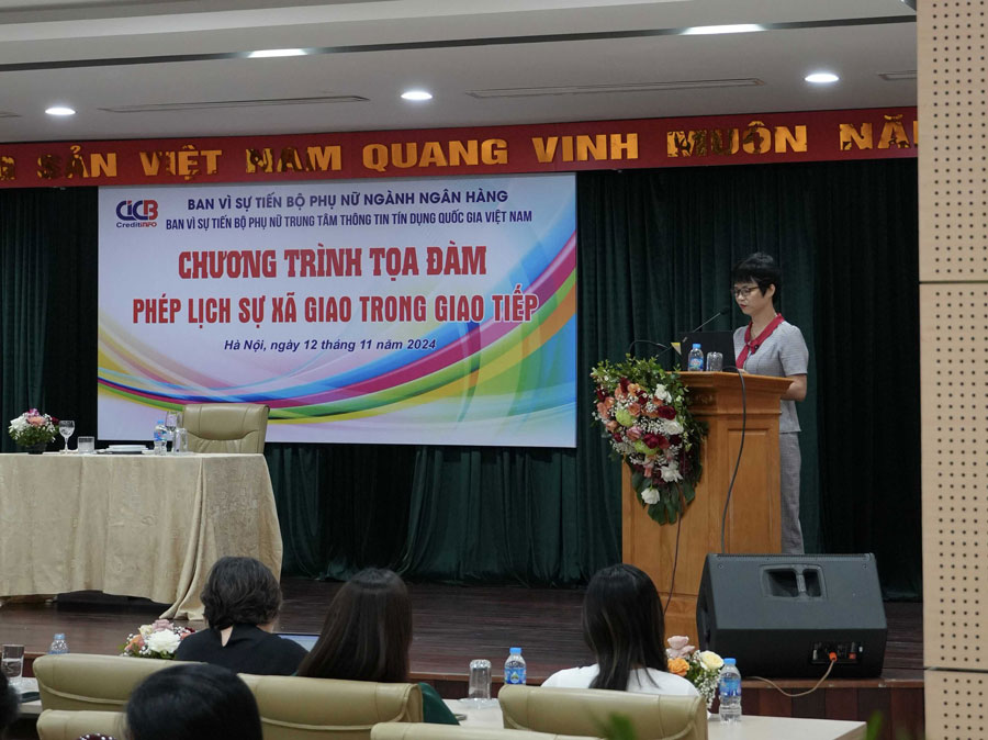 Ba Vu Thi Phuong Thao – Pho truong Ban Vi su tien bo phu nu CIC phat bieu khai mac toa dam. 