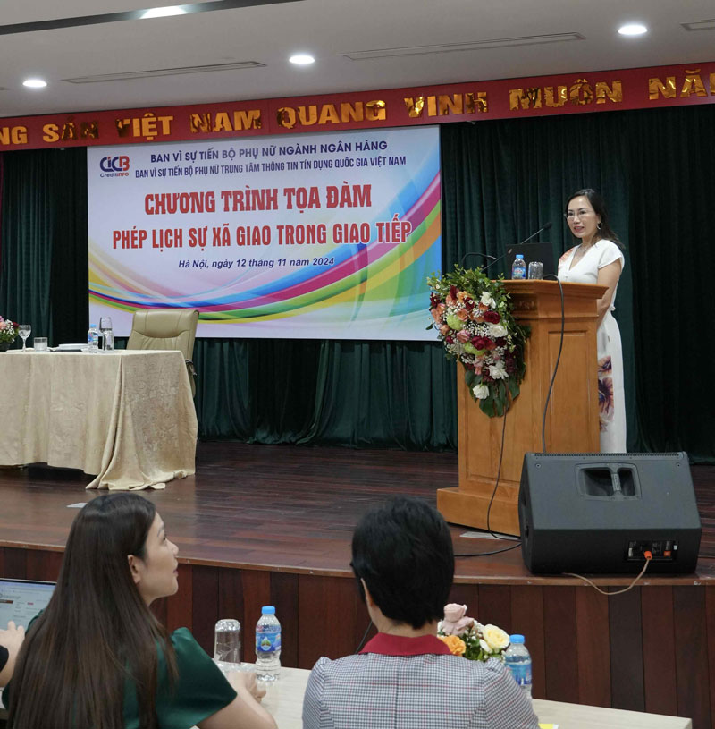 Tien si Nguyen Phu Tan Huong chia se ve phep lich su trong giao tiep doi ngoai.