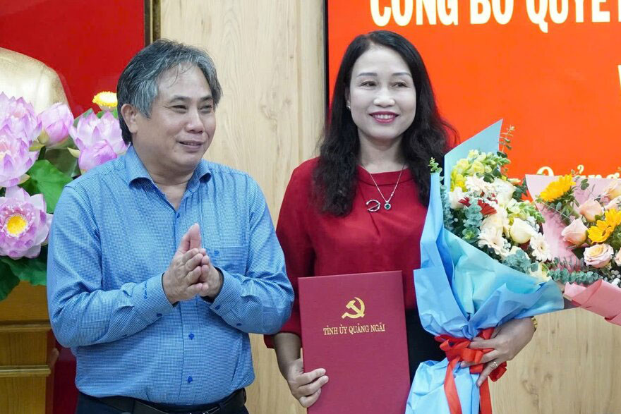 Mr. Lu Ngoc Binh - Head of the Organizing Committee of Quang Ngai Provincial Party Committee presented flowers to congratulate Ms. Vo Thi Tuyet Nhung on her new assignment. Photo: Vien Nguyen