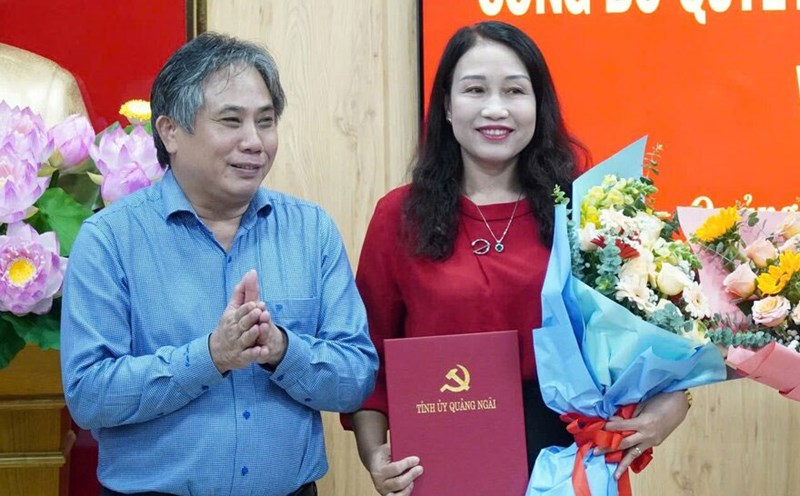 Mr. Lu Ngoc Binh - Head of the Organizing Committee of Quang Ngai Provincial Party Committee presented flowers to congratulate Ms. Vo Thi Tuyet Nhung on her new assignment. Photo: Vien Nguyen