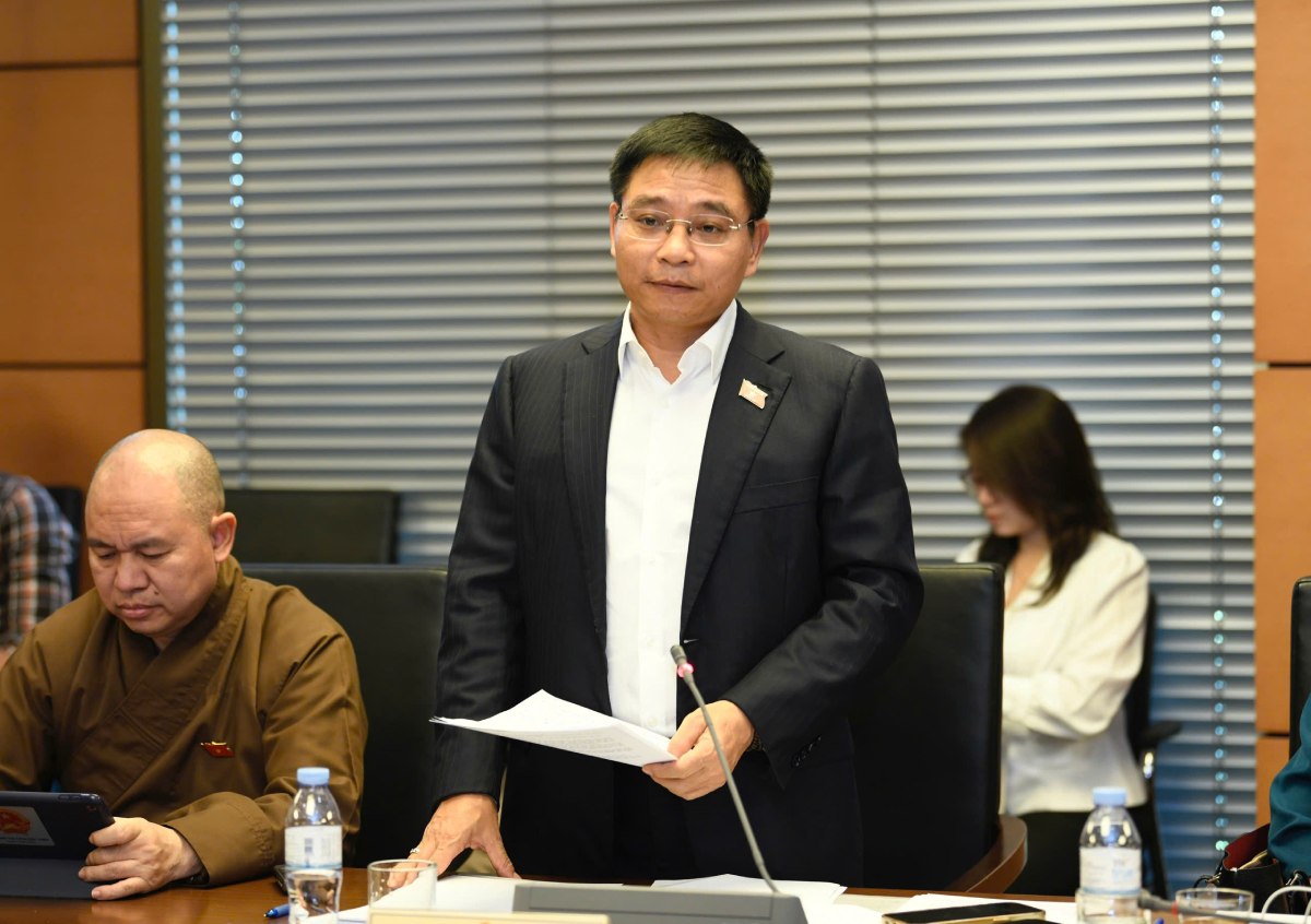 Minister Nguyen Van Thang clarified some contents about the North-South high-speed railway project. Photo: Pham Dong