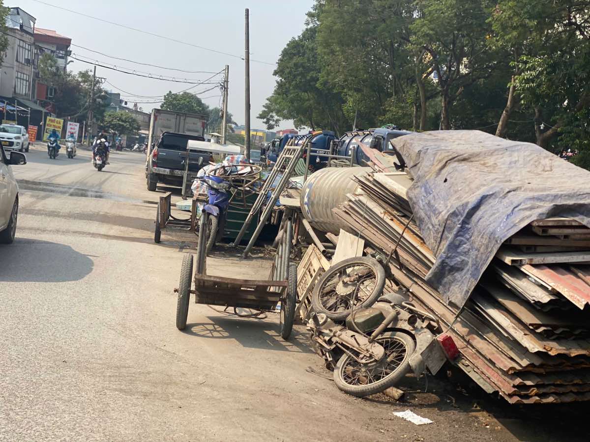 Ngoài ra, tuyến đường cũng trở thành nơi tập kết phế liệu. Ảnh: Nhật Minh