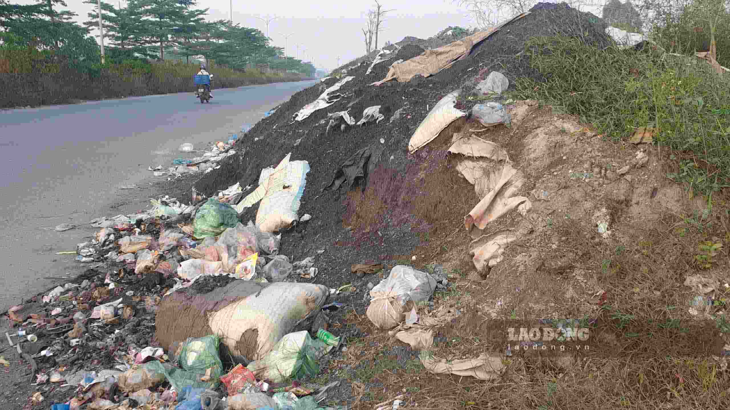 Một bãi xỉ thải chất cao như núi ở tỉnh lộ 277 (Yên Phong, Bắc Ninh). Ảnh: Vân Trường
