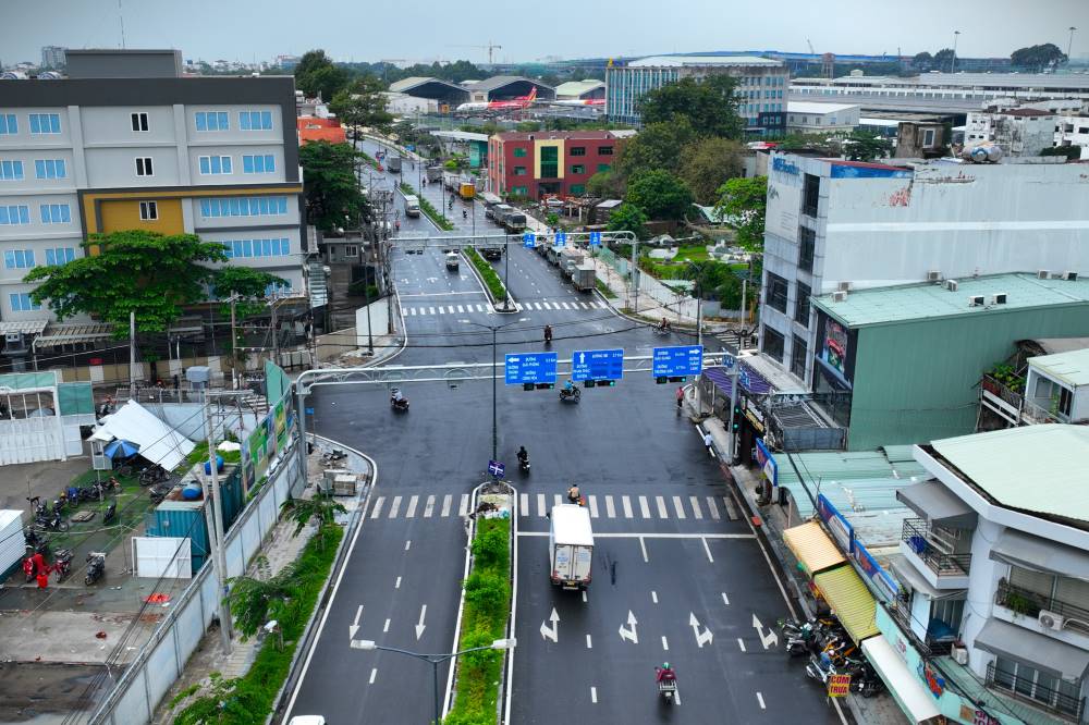 Doan duong nay duoc xay dung voi ha tang hien dai, co phan lan ro rang va dai phan cach cung de dam bao an toan giao thong.       