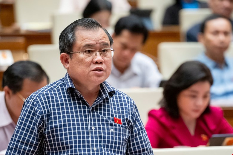 Delegate Nguyen Tam Hung discussed the investment policy for the national target program on drug prevention and control. Photo: Pham Thang