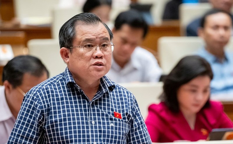 Delegate Nguyen Tam Hung discussed the investment policy for the national target program on drug prevention and control. Photo: Pham Thang