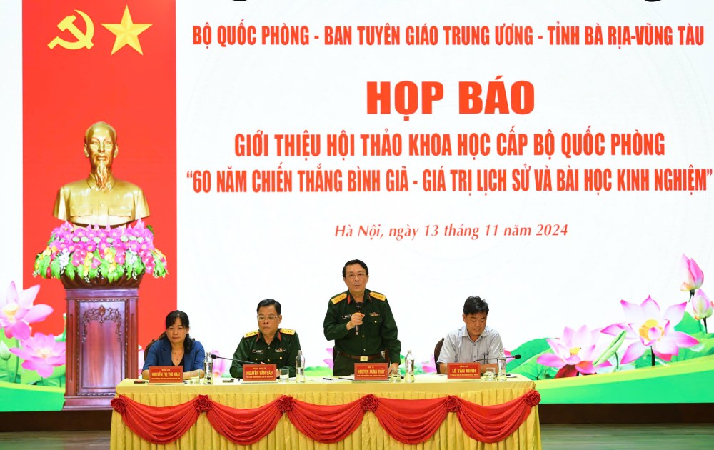 Colonel Nguyen Xuan Thuy - Deputy Director of the Propaganda Department - spoke at the press conference. Photo: T.Vuong