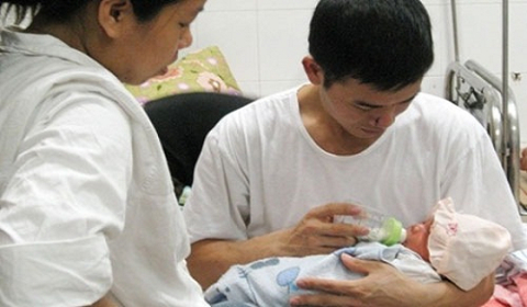 When a wife gives birth, the husband receives benefits and maternity leave. Photo: TVPL