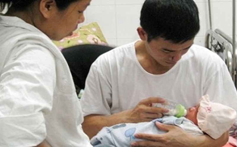 When a wife gives birth, the husband receives benefits and maternity leave. Photo: TVPL