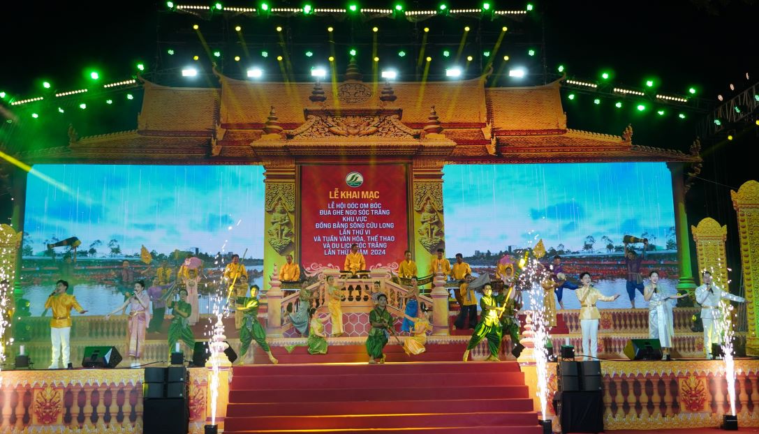 The opening ceremony of the 6th Ooc Om Boc Festival - Soc Trang Ngo Boat Race in the Mekong Delta region took place in brilliant colors. Photo: Phuong Anh