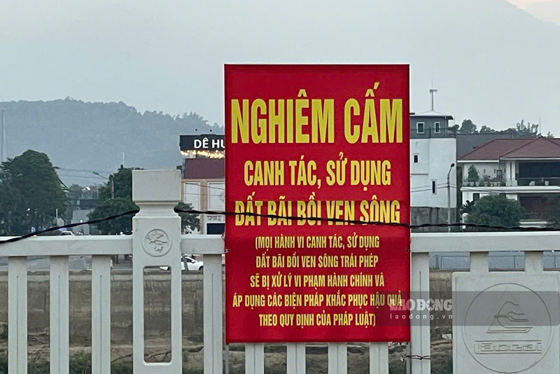 Những biển cấm được đặt dọc 2 bên sông Hồng qua địa bàn thành phố Lào Cai. Ảnh: Đinh Đại 