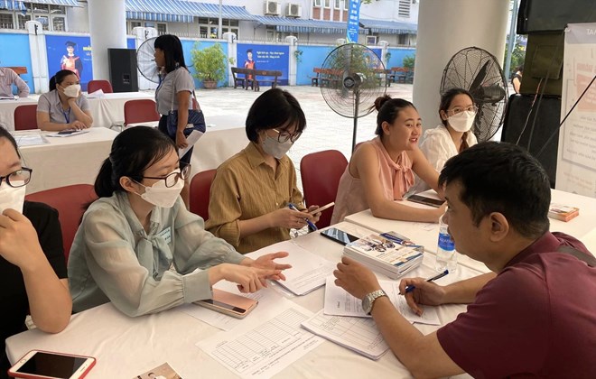 At the end of the year, workers still hope to find jobs. Photo: Anh Tu.