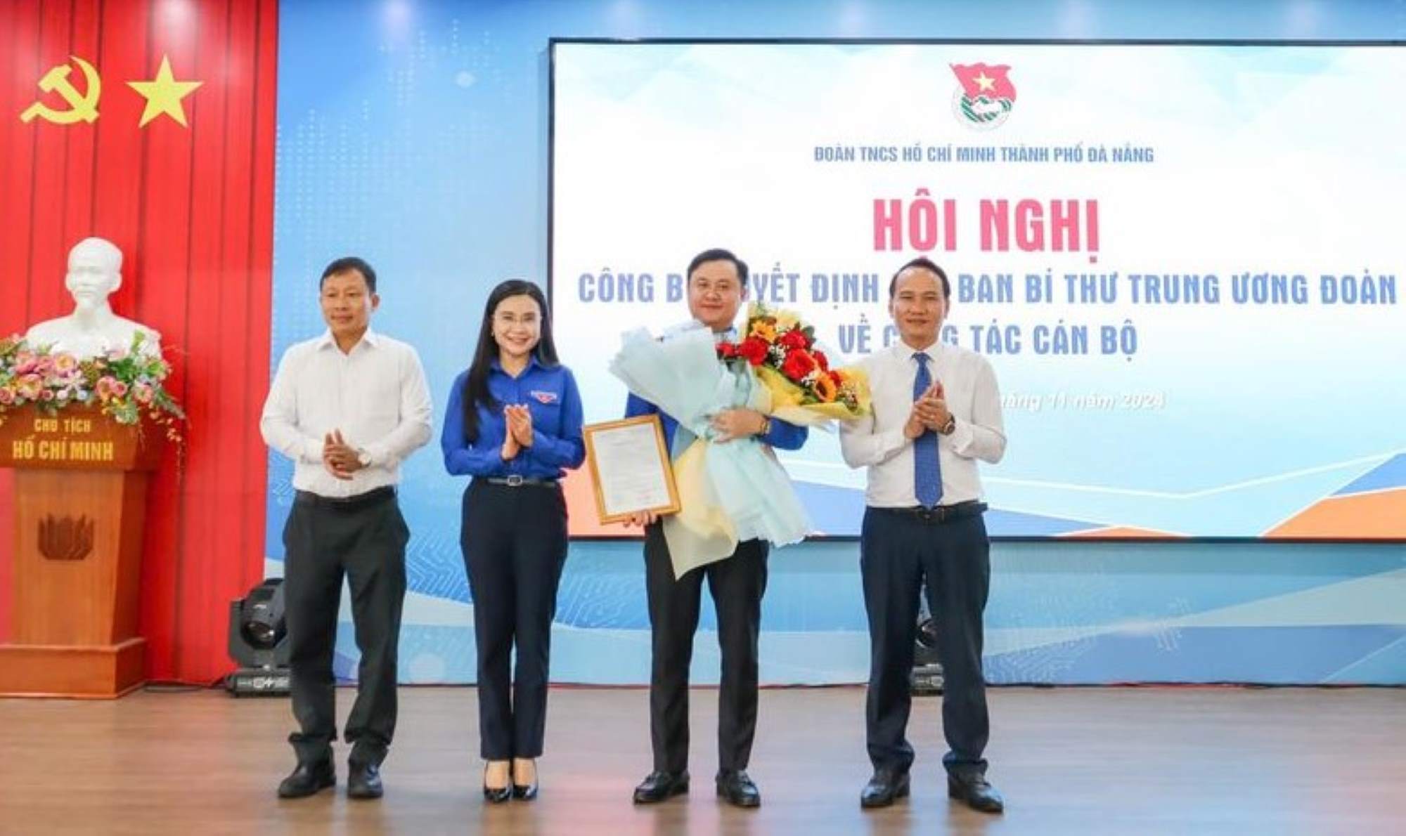 Mr. Nguyen Dinh Vinh - Standing Deputy Secretary of the Da Nang City Party Committee (right) and Mr. Doan Duy Tan - Head of the Organizing Committee of the Da Nang City Party Committee (left) presented the Decision and flowers to the new Secretary of the Da Nang City Youth Union. Photo: Ha Phan