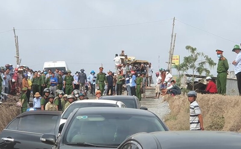 The convoy of public vehicles serving the working group inspecting the dike and site clearance work in Bac Lieu province. Photo taken in May 2024. Photo: Nhat Ho
