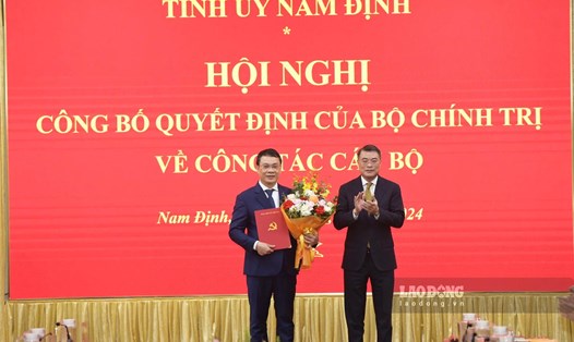 Trưởng Ban Tổ chức Trung ương Lê Minh Hưng trao quyết định cho tân Bí thư Tỉnh ủy Nam Định. Ảnh: Hà Vi