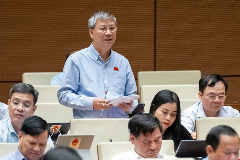 Delegate Nguyen Anh Tri (Hanoi City Delegation) recommends not to be negligent or ignore heated tobacco products. Photo: Quochoi.vn