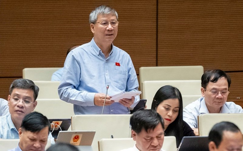 Delegate Nguyen Anh Tri (Hanoi City Delegation) recommends not to be negligent or ignore heated tobacco products. Photo: Quochoi.vn