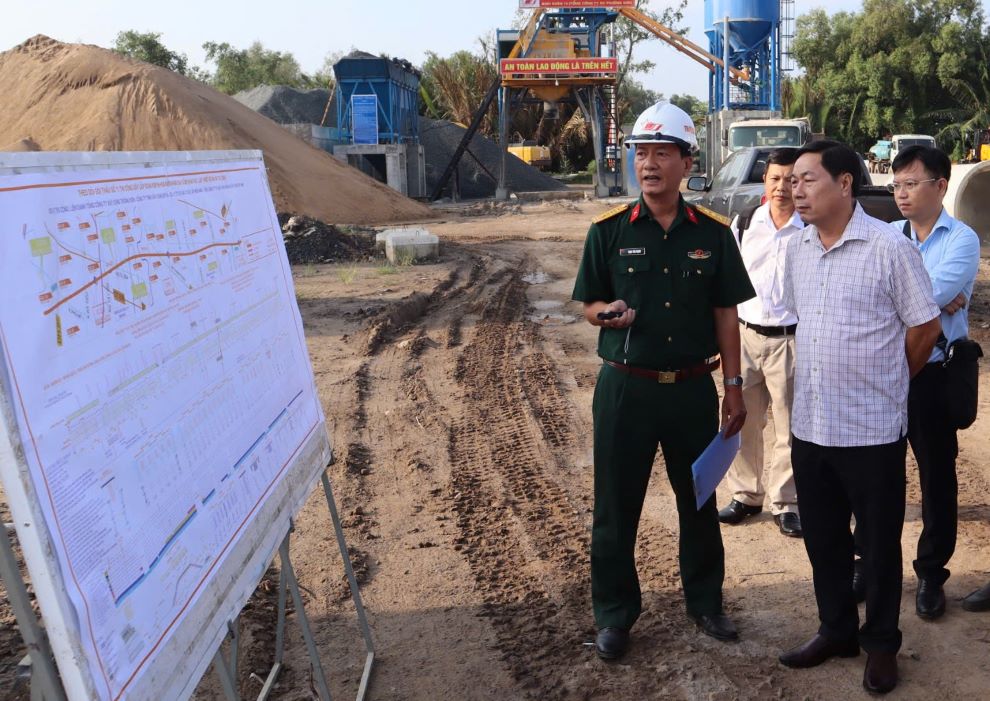 Ong Lam Hoang Nghiep (ao soc) - Pho Chu tich Thuong truc UBND tinh Soc Trang kiem tra tien do du an cao toc doan qua tinh Soc Trang. Anh: Phuong Anh