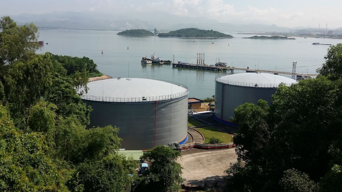 Hon Gac is located in the middle of Cua Luc Bay, seen from Bai Chay Bridge. Photo: Nguyen Hung