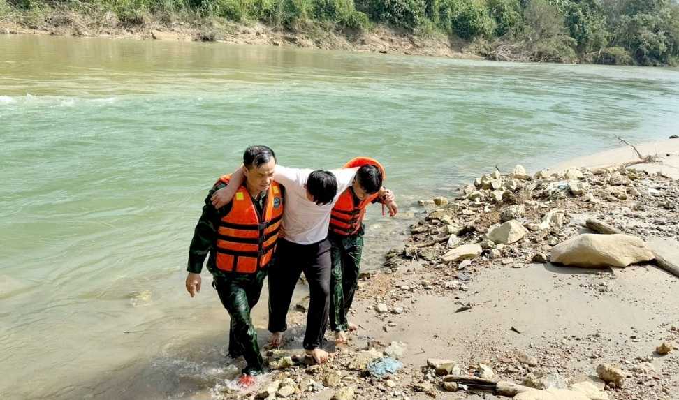 Authorities rescue Chinese victim swept across border by floodwaters. Photo: Ha Giang Border Guard