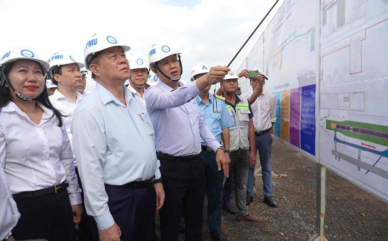 Head of the Central Propaganda Department inspects the progress of the Long Thanh airport project. Photo: HAC