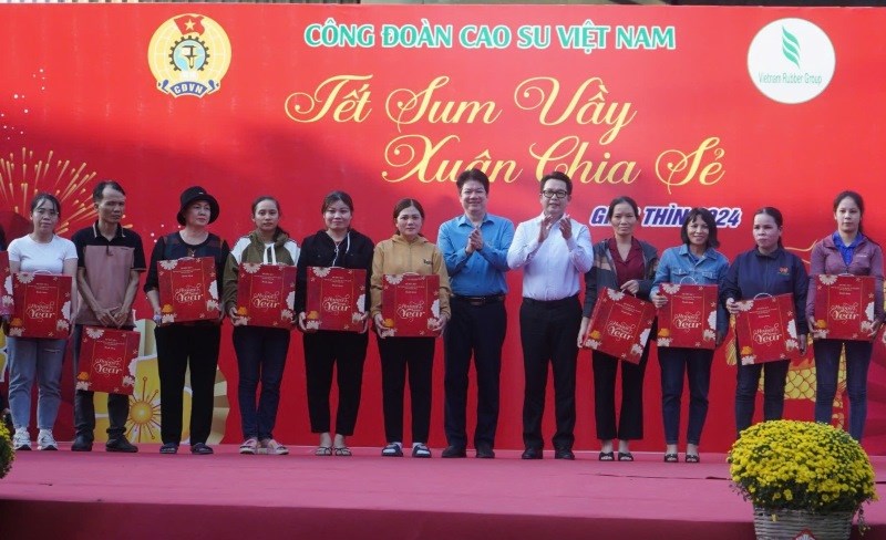Vietnam Rubber Trade Union presents gifts to union members and workers in the "Tet Sum Vay" program on the occasion of the Lunar New Year 2024. Photo: Nam Duong