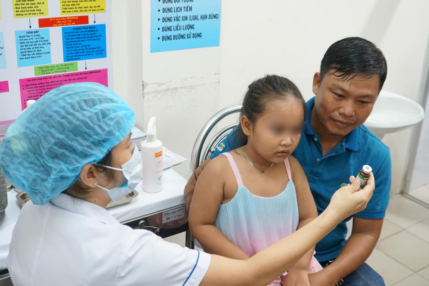 Tiem vaccine phong chong dich soi cho tre. Anh: Thanh Chan