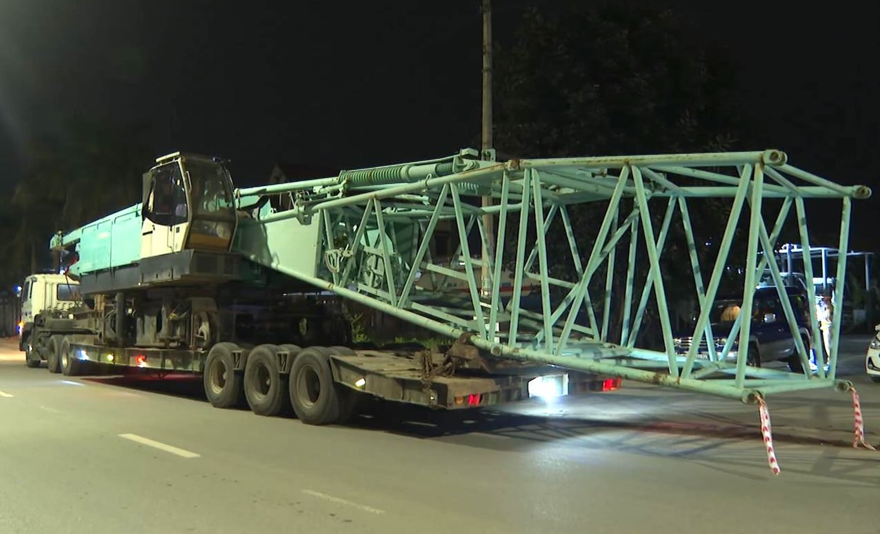 Quang Binh Traffic Police fined a vehicle carrying oversized and overweight goods going in the wrong direction. Photo: Traffic Police Department