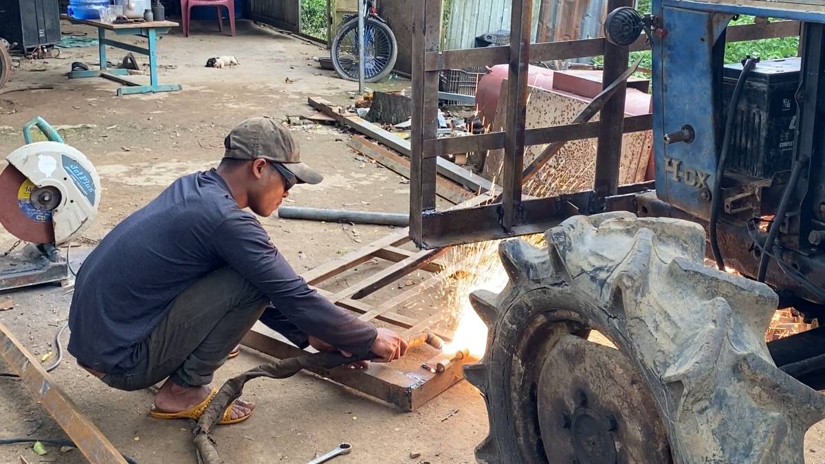 Vocational training in agricultural machinery repair has improved the lives of workers. Photo: Bao Trung