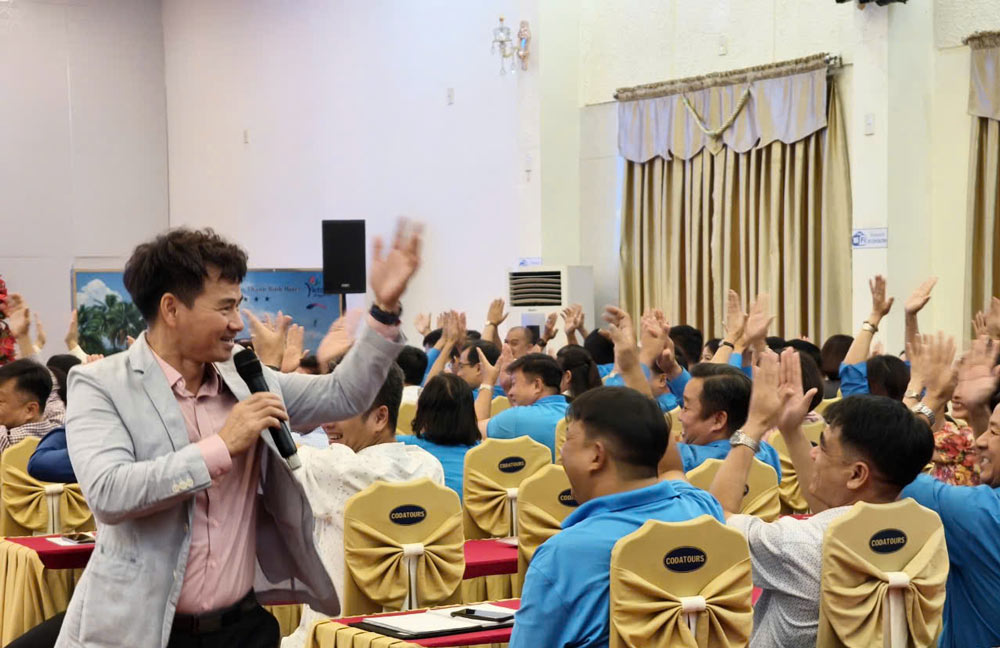 People's Artist Xuan Bac at the training session. Photo: Tuong Minh
