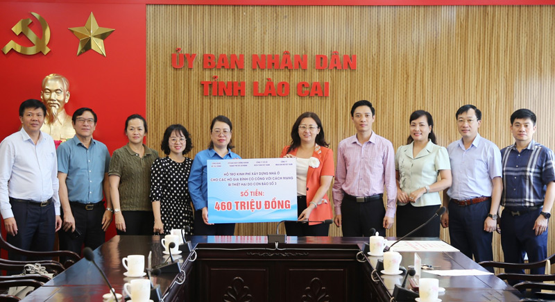The Ministry of Finance's Trade Union presented support in Lao Cai province. Photo: Lao Cai Portal